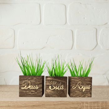 Trio de Vasinhos com Planta Artificial - Frase Espelhada Deus Está Aqui - Dourado