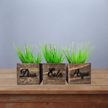 Trio de Vasinhos com Planta Artificial - Frase Deus Está Aqui - Acrílico Preto